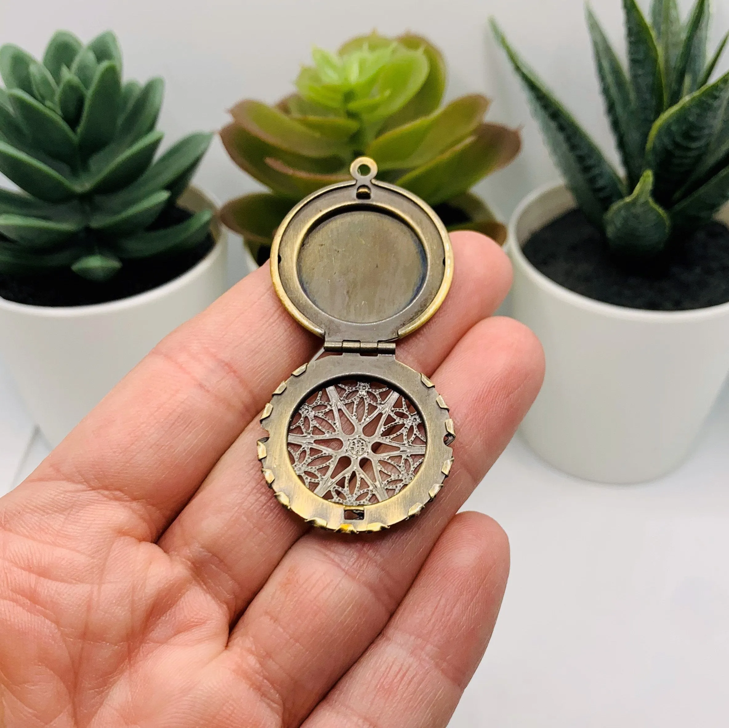 4 or 20 Pieces: Bronze Filigree Aromatherapy Essential Oil Diffuser Lockets