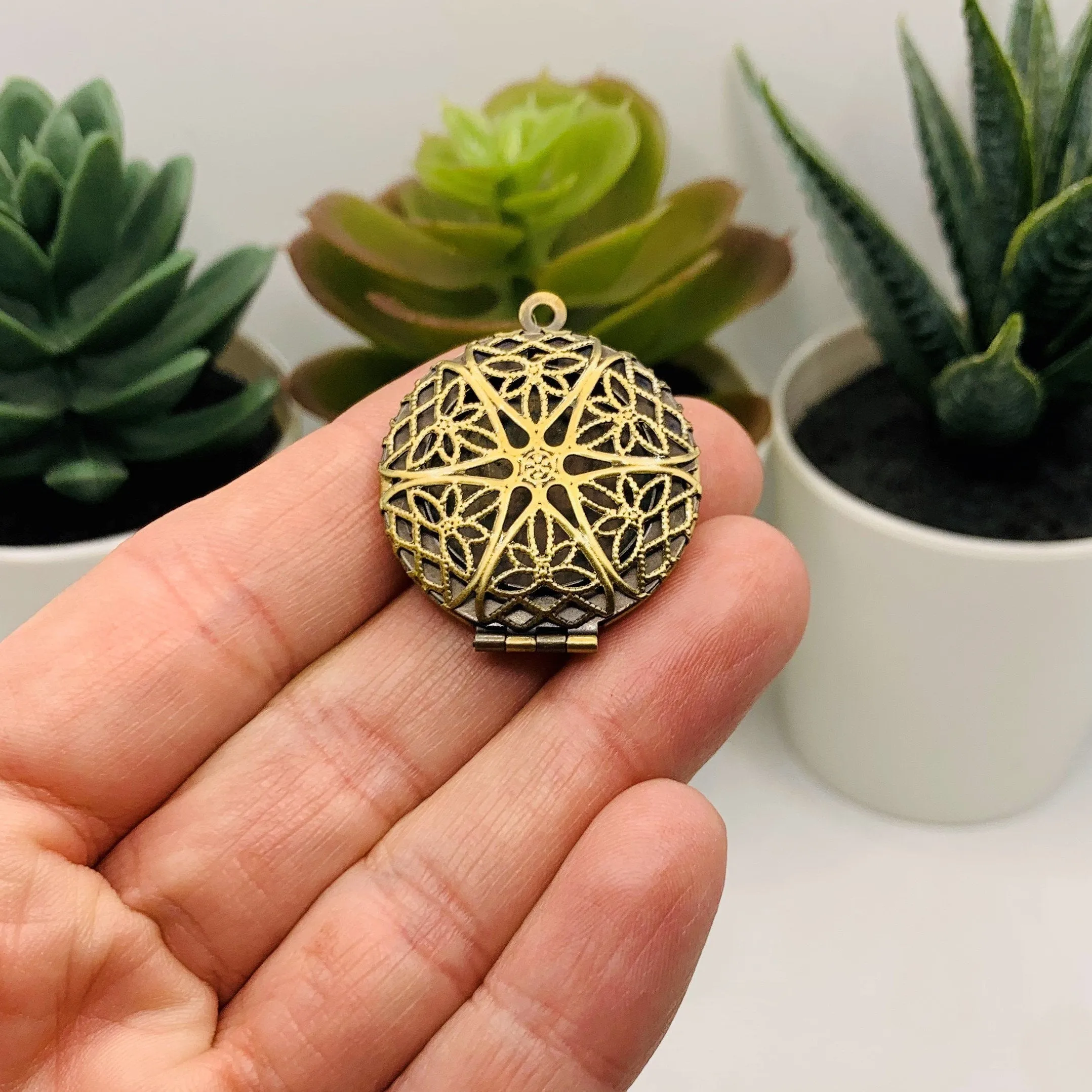 4 or 20 Pieces: Bronze Filigree Aromatherapy Essential Oil Diffuser Lockets